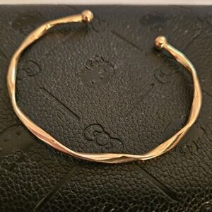 Elegant Gold-Toned Twisted Bangle❤️